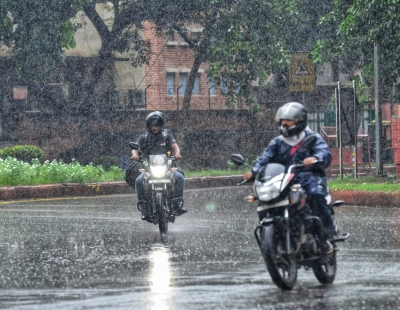 Rain drenches Delhi for third day, traffic hit across city | Rain drenches Delhi for third day, traffic hit across city