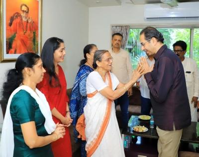 Uddhav Thackeray meets, comforts Sanjay Raut's family | Uddhav Thackeray meets, comforts Sanjay Raut's family Uddhav Thackeray meets, comforts Sanjay Raut's family | Uddhav Thackeray meets, comforts Sanjay Raut's family