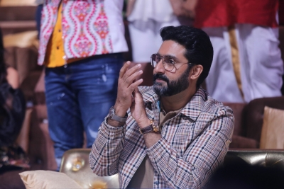 Abhishek Bachchan reveals how he feels on being compared with his father on 'Sa Re Ga Ma Pa' | Abhishek Bachchan reveals how he feels on being compared with his father on 'Sa Re Ga Ma Pa'