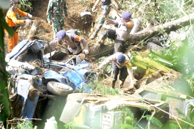 2 killed, 4 missing after landslides strike town near Jakarta | 2 killed, 4 missing after landslides strike town near Jakarta