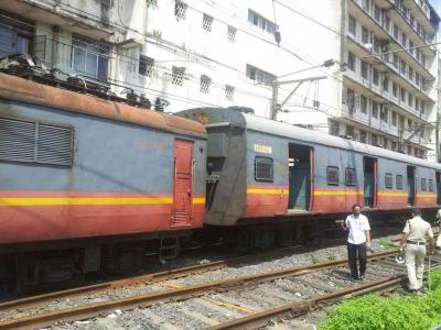 Three rail workers run over by Mumbai local train in Palghar | Three rail workers run over by Mumbai local train in Palghar Three rail workers run over by Mumbai local train in Palghar | Three rail workers run over by Mumbai local train in Palghar