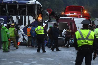49 killed after trailer truck overturns in Mexico | 49 killed after trailer truck overturns in Mexico