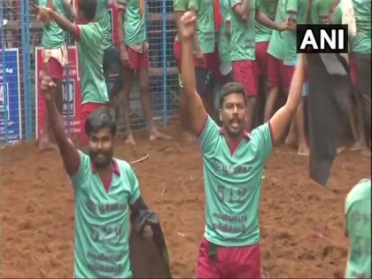 Tamil Nadu: Two bull tamers detained for showing black flags, shouting slogans against farm laws in Jallikattu event | Tamil Nadu: Two bull tamers detained for showing black flags, shouting slogans against farm laws in Jallikattu event