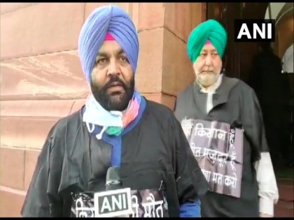 Punjab Congress MPs wear black gown to mark protest against farm laws | Punjab Congress MPs wear black gown to mark protest against farm laws
