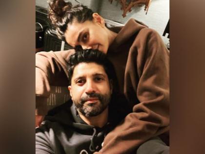Farhan Akhtar, Shibani Dandekar make an adorable 'December duo' | Farhan Akhtar, Shibani Dandekar make an adorable 'December duo' Farhan Akhtar, Shibani Dandekar make an adorable 'December duo' | Farhan Akhtar, Shibani Dandekar make an adorable 'December duo'
