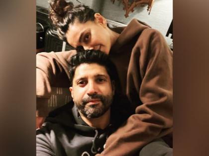 Farhan Akhtar, Shibani Dandekar make an adorable 'December duo' | Farhan Akhtar, Shibani Dandekar make an adorable 'December duo'