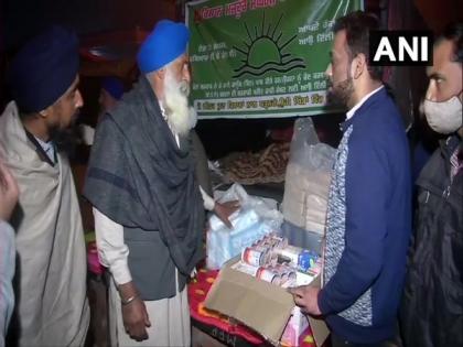 Charitable Trust distributes medicines to protesting farmers at Singhu border | Charitable Trust distributes medicines to protesting farmers at Singhu border