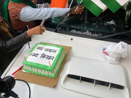 Farmer unions celebrate birthdays of members outside Vigyan Bhawan | Farmer unions celebrate birthdays of members outside Vigyan Bhawan