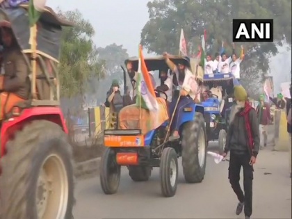 Farmers tractor rally enters Delhi from Singhu border | Farmers tractor rally enters Delhi from Singhu border