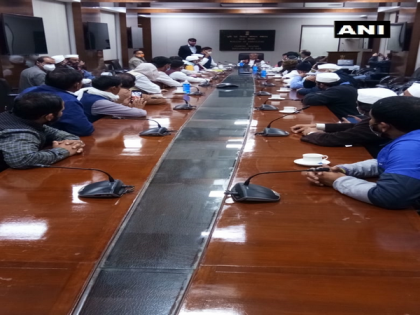 Farmer leaders from UP, Delhi meet Tomar, extend support to farm laws | Farmer leaders from UP, Delhi meet Tomar, extend support to farm laws Farmer leaders from UP, Delhi meet Tomar, extend support to farm laws | Farmer leaders from UP, Delhi meet Tomar, extend support to farm laws