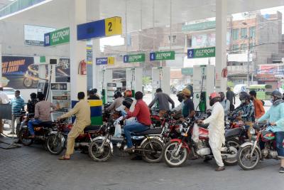 Several petrol pumps in Pakistan run dry | Several petrol pumps in Pakistan run dry