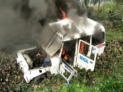 Mob torches police vehicle following accident on NH 116 in Bengal's East Midnapur | Mob torches police vehicle following accident on NH 116 in Bengal's East Midnapur