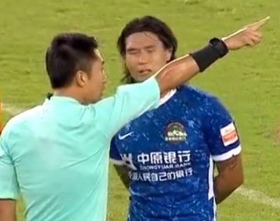 Brazilian player in China faces lengthy ban after knocking over referee | Brazilian player in China faces lengthy ban after knocking over referee