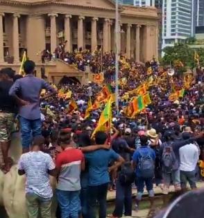 SL PM summons emergency meeting as protesters storm President's house | SL PM summons emergency meeting as protesters storm President's house