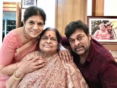 Chiranjeevi's tweet seeking blessings from mother wins hearts on the internet | Chiranjeevi's tweet seeking blessings from mother wins hearts on the internet