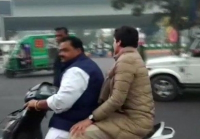 Priyanka sped away on 2-wheeler to foil cops' bid in Lucknow | Priyanka sped away on 2-wheeler to foil cops' bid in Lucknow