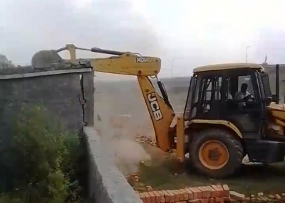 Noida: Bulldozer at Grand Omexe Society, residents shut gates in protest | Noida: Bulldozer at Grand Omexe Society, residents shut gates in protest Noida: Bulldozer at Grand Omexe Society, residents shut gates in protest | Noida: Bulldozer at Grand Omexe Society, residents shut gates in protest