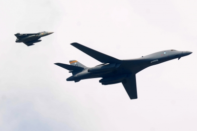 US flies B-1B heavy bomber at Bengaluru air show | US flies B-1B heavy bomber at Bengaluru air show