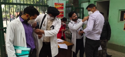 AIIMS, LNJP docs wear black ribbon in support of IMA strike call | AIIMS, LNJP docs wear black ribbon in support of IMA strike call