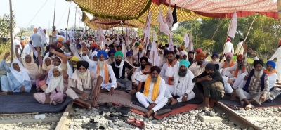 Protesting farmers in Punjab allow only goods trains to ply | Protesting farmers in Punjab allow only goods trains to ply