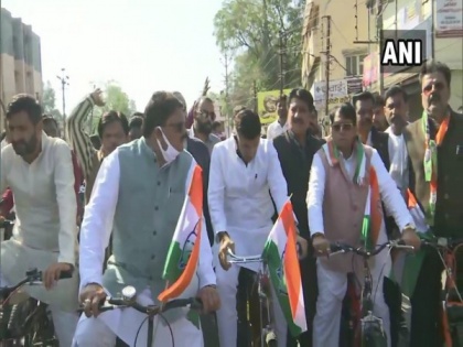 Congress MLAs ride bicycles to MP Assembly to protest against rising fuel prices | Congress MLAs ride bicycles to MP Assembly to protest against rising fuel prices