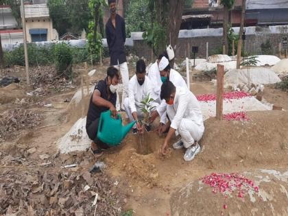 Lucknow resident plants saplings near his mother's grave, says lost her due to 'lack of oxygen' | Lucknow resident plants saplings near his mother's grave, says lost her due to 'lack of oxygen'