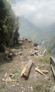 Two killed in Himachal landslide, 10 rescued from debris | Two killed in Himachal landslide, 10 rescued from debris