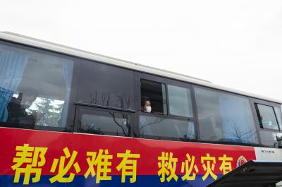 Wuhan buses hit the road after two-month lockdown | Wuhan buses hit the road after two-month lockdown