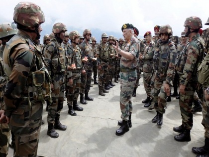 Accomped by Northern Army Commander, Army chief visits troops on LOC to review prevailing situation | Accomped by Northern Army Commander, Army chief visits troops on LOC to review prevailing situation