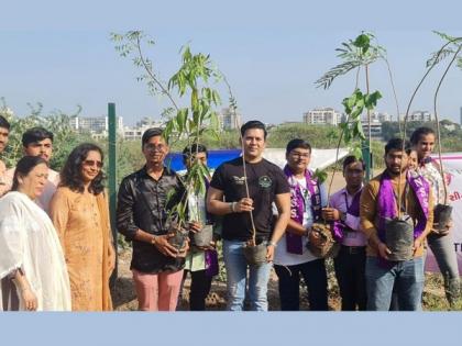 Green Man Viral Desai celebrated Gujarat Foundation Day by planting trees and educating students about 'Climate Change' | Green Man Viral Desai celebrated Gujarat Foundation Day by planting trees and educating students about 'Climate Change'