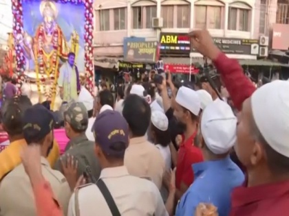 Setting example of communal harmony, Muslims shower flowers on Hanuman Jayanti procession in Bhopal | Setting example of communal harmony, Muslims shower flowers on Hanuman Jayanti procession in Bhopal
