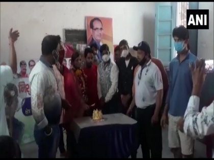 Supporters celebrate birthday of BJP leader in Indore, flout COVID norms | Supporters celebrate birthday of BJP leader in Indore, flout COVID norms