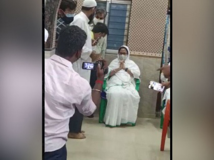 Bhabanipur bypoll: Mamata Banerjee pays surprise visit to mosque | Bhabanipur bypoll: Mamata Banerjee pays surprise visit to mosque
