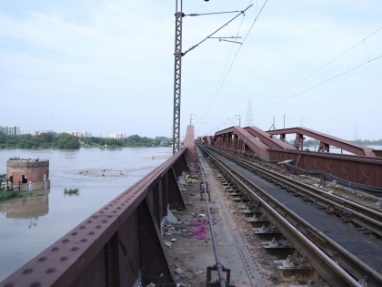 Rail traffic temporarily suspended on Old Yamuna Bridge after water level crosses danger mark | Rail traffic temporarily suspended on Old Yamuna Bridge after water level crosses danger mark