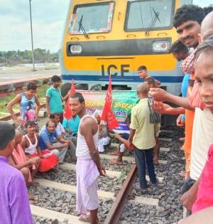Rail roko agitation: Train services disrupted at 30 places | Rail roko agitation: Train services disrupted at 30 places