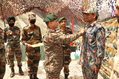 Northern Army Commander interacts with security personnel at Amarnath cave shrine | Northern Army Commander interacts with security personnel at Amarnath cave shrine