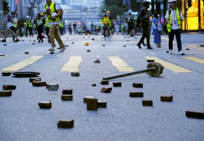 Two protesters in critical condition amid chaos in HK (3rd Lead) | Two protesters in critical condition amid chaos in HK (3rd Lead)