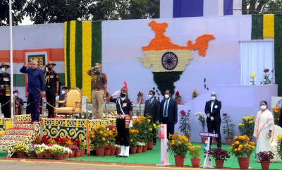 Mamata, Dhankhar maintain distance at R-Day function | Mamata, Dhankhar maintain distance at R-Day function