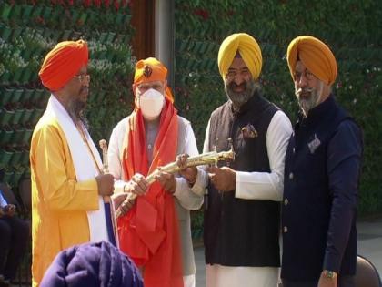 PM Modi hosts prominent Sikhs from across country at his residence | PM Modi hosts prominent Sikhs from across country at his residence