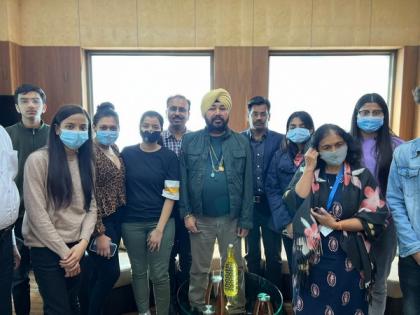 Daler Mehndi meets Indian students evacuated from Ukraine, thanks PM Modi saying 'this is all your magic' | Daler Mehndi meets Indian students evacuated from Ukraine, thanks PM Modi saying 'this is all your magic'