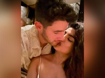 Priyanka Chopra, Nick Jonas step into 2022 with a romantic 'New Year Kiss' | Priyanka Chopra, Nick Jonas step into 2022 with a romantic 'New Year Kiss'