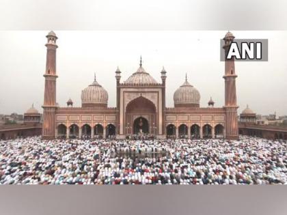 Delhi: Devotees in large numbers offer Namaz at Jama Masjid on Eid-Ul-Fitr | Delhi: Devotees in large numbers offer Namaz at Jama Masjid on Eid-Ul-Fitr