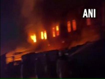 Fire at godown in Delhi's Harkesh Nagar | Fire at godown in Delhi's Harkesh Nagar