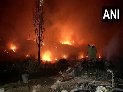 Fire breaks out at slums in Delhi's Tughlakabad | Fire breaks out at slums in Delhi's Tughlakabad
