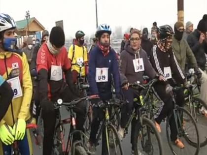 Fit India Cyclothon gets warm welcome amid biting cold in Kashmir | Fit India Cyclothon gets warm welcome amid biting cold in Kashmir Fit India Cyclothon gets warm welcome amid biting cold in Kashmir | Fit India Cyclothon gets warm welcome amid biting cold in Kashmir