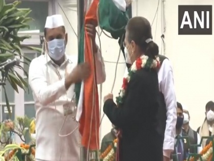Congress party flag falls down as Sonia Gandhi attempts to unfurl it during foundation day event | Congress party flag falls down as Sonia Gandhi attempts to unfurl it during foundation day event