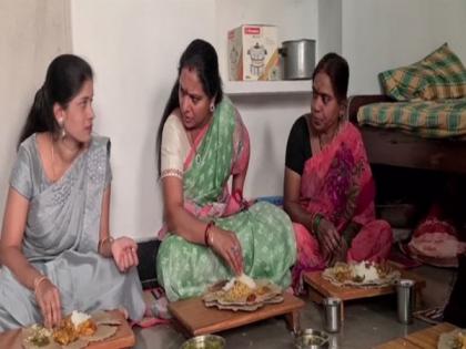 TRS Leader K Kavitha eats lunch at Kalyana Lakshmi beneficiary's residence | TRS Leader K Kavitha eats lunch at Kalyana Lakshmi beneficiary's residence