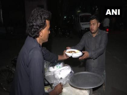Locals distribute food to kin of Delhi violence injured admitted at GTB Hospital | Locals distribute food to kin of Delhi violence injured admitted at GTB Hospital Locals distribute food to kin of Delhi violence injured admitted at GTB Hospital | Locals distribute food to kin of Delhi violence injured admitted at GTB Hospital