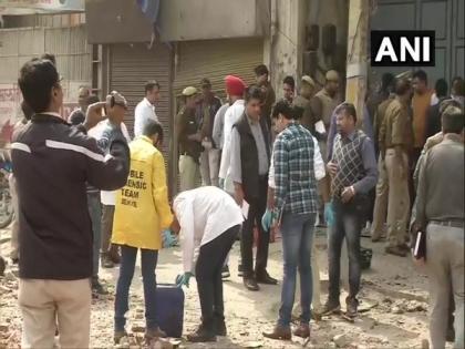 Delhi violence: Forensic team collects evidence from suspended AAP councillor's factory | Delhi violence: Forensic team collects evidence from suspended AAP councillor's factory