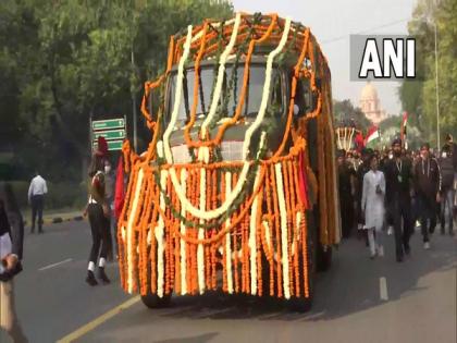 Funeral procession of CDS General Rawat begins from his residence | Funeral procession of CDS General Rawat begins from his residence